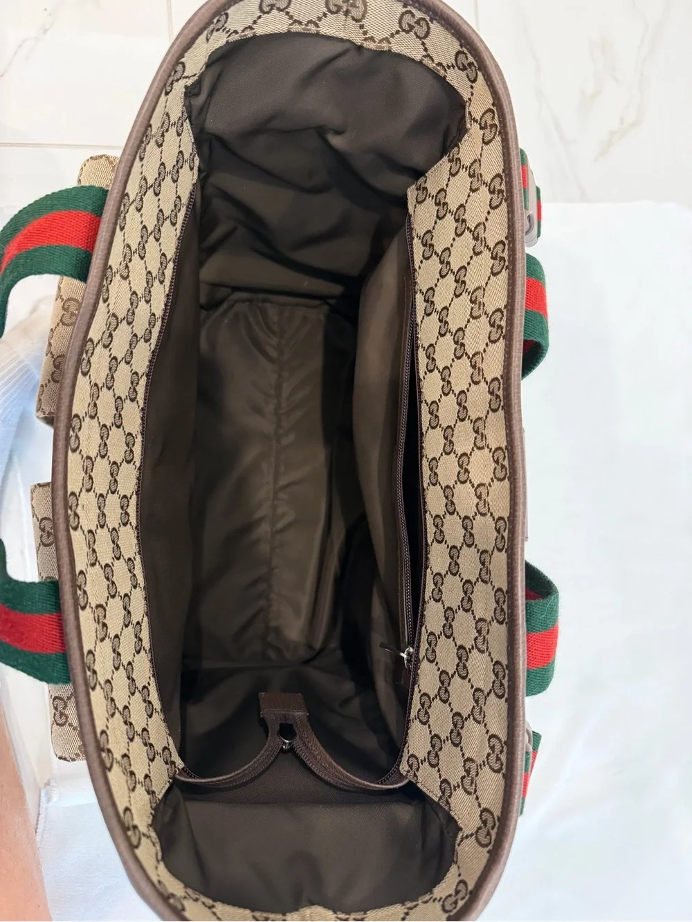 Gucci tote signature